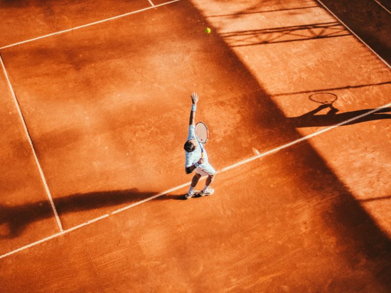 hombre jugando al tenis