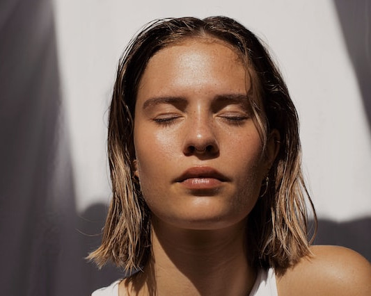 mujer con el sol en la cara