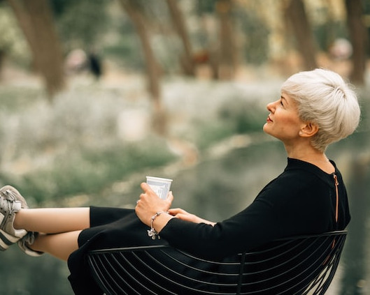 mujer con taza
