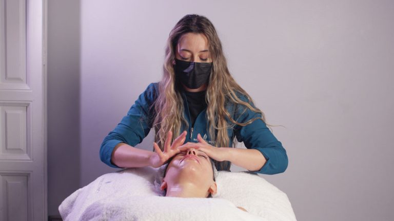Mujer recibiendo masaje hidrolifting facial