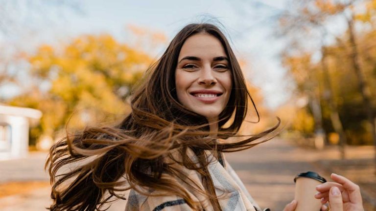 Mujer joven con fondo otoñal