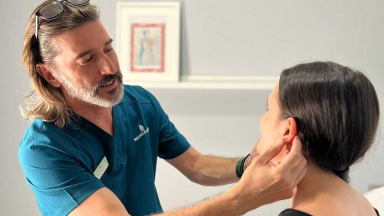 Revisión maxilofacial a una paciente por el Dr. Eduardo Sánchez-Jáuregui en clínica FEMM