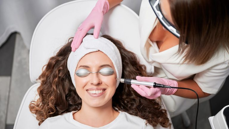 Tratamiento facial con láser en mujer joven