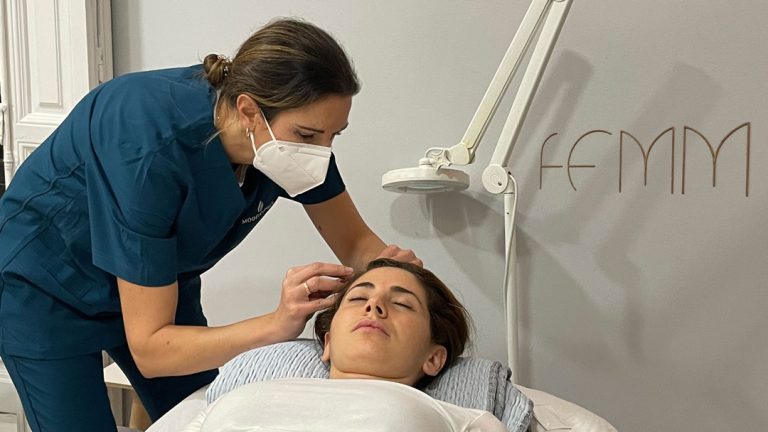 Dra. Isabel Gómez aplicando acupuntura a una paciente en la cabeza en la clínica FEMM
