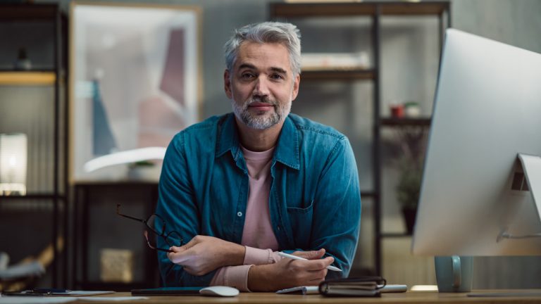 Hombre canoso de mediana edad con aspecto juvenil