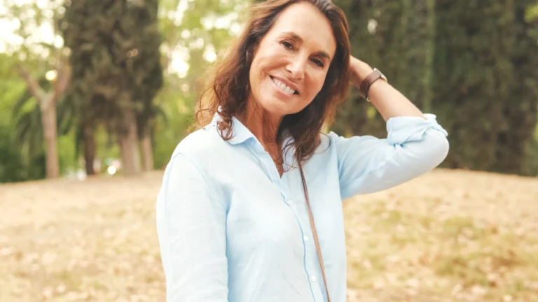 mujer-madura-sonriendo-a-cámara-en-exterior