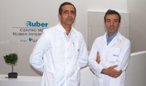 Los cirujanos plásticos Carlos Gullón y Ramón Calderón en el Hospital Ruber Internacional.